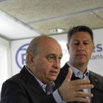 El ministro del Interior en funciones, Jorge Fernández Díaz (i), junto al líder parlamentario de los populares catalanes, Xavier García Albiol.