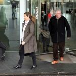 El ex número dos del Palau de la Música Jordi Montull y su hija, la exresponsable de finanzas Gemma Montull, en la Ciutat de la Justicia.