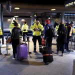 Los pasajeros de trenes, ferris o autobuses hacia Suecia deben mostrar su carné de identidad para que se les permita subir abordo.