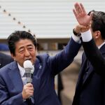 El primer ministro japonés, Shinzo Abe, pronuncia un discurso en un acto de campaña de su partido