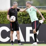 Pepe, ayer, con el fisioterapeuta de Portugal