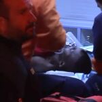 Imagen del inmigrante dentro de la ambulancia en la que fue trasladado a un centro médico