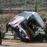 Efectivos del cuerpo de bomberos en el momento de levantar el autocar perteneciente a la empresa de Mollet del Vallès (Barcelona), que colisionó en la AP-7.