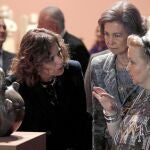 La Reina y Ana Botella junto a la comisaria de la muestra, Cándida Fernández de Calderón
