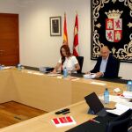 La presidenta de las Cortes, Silvia Clemente, preside la Mesa en la que se ha decidido conceder la distinción