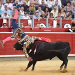 Instante de la cogida de Colombo en el cuarto toro