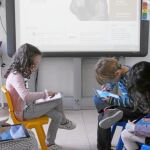 Alumnos de un colegio manejando tablets