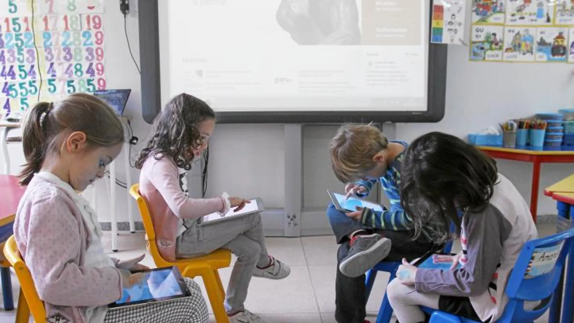 Alumnos de un colegio manejando tablets