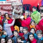 Miembros de la comisión Reino de Valencia-Duque de Calabria recogiendo el ninot indultado