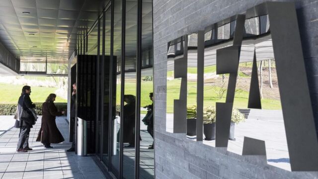 Fotografía de archivo fechada el 17 de marzo de 2016 que muestra en exterior de la sede de la FIFA en Zúrich