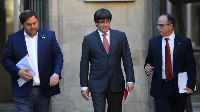 El presidente catalán Carles Puigdemont con Oriol Junqueras y Jordi Turull