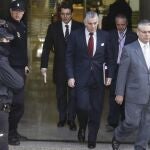 El extesorero del Partido Popular Luis Bárcenas abandona la Audiencia Nacional tras declarar ante el juez Pablo Ruz