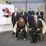La directora de la película "La Librería", Isabel Coixet, posa junto al actor Bill Nighy (d) y los productores de la película, durante la presentación del largometraje que inaugura la 62ª Semana Internacional de Cine de Valladolid (Seminci)