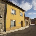 Exterior de la vivienda de Pedrosa de Duero en la que se produjo el siniestro