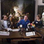 El director del Museo del Oeste de Frisia, Ad Geerdink (i), y los investigadores Arthur Brand(c) y Alex Omhoff, informan en rueda de prensa de que una colección de veinticuatro cuadros del siglo XVII robada en 2005 en el museo ha aparecido en Ucrania y está presuntamente en manos de una milicia ultranacionalista que exige 5 millones de euros a cambio de devolverla, en Hoorn (Holanda)