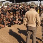 Del Castillo, a la derecha de espaldas, durante la instrucción a los soldados iraquíes