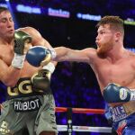Fotografía cedida por Golden Boy Promotions del púgil kazako Gennady Golovkin (d) en acción ante el mexicano Sául "Canelo"Álvarez (i) durante una pelea hoy, sábado 16 de septiembre de 2017, en Las Vegas, Nevada (EE.UU.).