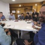 El líder de Podemos, Pablo Iglesias, durante la reunión que ha mantenido con representantes de los diputados de las diversas candidaturas de confluencia.