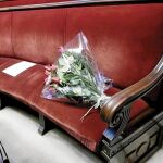 Flores en la bancada del PP en el Ayuntamiento de Valencia en su recuerdo