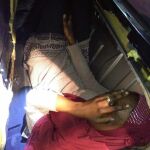 Fotografía facilitada por la Guardia Civil,de la mujer oculta en el asiento del vehículo