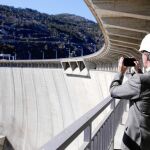 El presidente del Canal de Isabel II, Ángel Garrido, hace una fotografía en una galería de la Presa de El Atazar