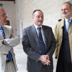 El consejero de Educación, Fernando Rey; el rector de la Universidad de Valladolid, Daniel Miguel San José, y el decano de la Facultad de Derecho de este campus, Juan María Bilbao, conversan sobre la Constitución