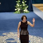 La economista francesa Esther Duflo tras recibir de manos del rey Felipe VI el Premio Princesa de Asturias de Ciencias Sociales