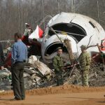 Imagen de archivo de miembros de los equipos de rescate rusos inspeccionan los restos del avión Tupolev-154 en el que viajaba el presidente polaco, Lech Kaczynski, y otras 95 personas, entre ellas altos cargos políticos y militares polacos y que se estrelló cerca del aeropuerto de Smolensk (Rusia)
