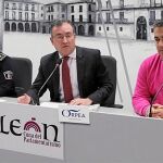El concejal de Seguridad y Movilidad del Ayuntamiento de León, Fernando Salguero, junto a la mayor de la Policía Local, Edelmira Martínez, y un agente del Grupo de Mayores presentan la iniciativa