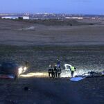 La Guardia Civil junto a los restos de la avioneta