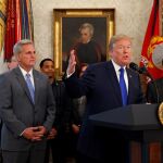 Donald Trump, comparece en el Despacho Oval de la Casa Blanca, en Washington. EFE/ Martin H. Simon POOL