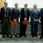 El consejero de Sanidad, Antonio María Sáez Aguado, junto a los participantes del curso de gestión biomédica organizados por los hospitales Clínico Universitario y Río Hortega de Valladolid