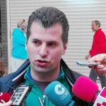 Luis Tudanca atiende a los periodistas, ayer en Valladolid, poco antes de participar en la Marcha Asprona