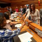 La presidenta del Parlamento autonómico, Silvia Clemente, saluda a varios de los jóvenes procuradores que participaron ayer en el Pleno Infantil. Detrás de ella, el procurador de Podemos, Carlos Chávez, y el vicepresidente primero de Cortes, Ramiro Ruiz Medrano, dan también la bienvenida al hemiciclo a los escolares.