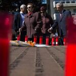 Familiares de los militares españoles fallecidos en el accidente del Yak-42 durante un acto de homenaje en Zaragoza