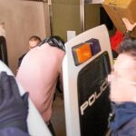 Dos de los detenidos, durante el registro que hizo la policía en su casa el pasado martes