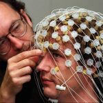 Un médico ajusta un sensor geodésico