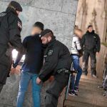 ESTUPOR EN ALEMANIA. Agentes de policía buscan a sospechosos en la estación central de tren de Colonia, cerca de la cual sucedieron las cerca de cien agresiones sexuales el día de Nochevieja