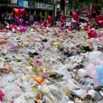 Imagen del memorial ciudadano que se ha levantado en la plaza de Santa Ana, cerca del Manchester Arena donde tuvo lugar el atentado.
