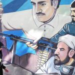 Una mujer pasa delante de un mural en el centro de Teherán, ayer