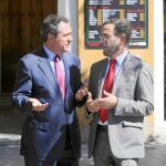 El consejero de Fomento, Felipe López, con el alcalde hispalense, Juan Espadas, quien llevó la cartera de Vivienda de 2008 a 2010