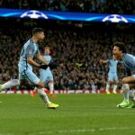 El jugador del Manchester City Sergio Aguero (i) celebra con su compañero Meroy Sane (d) después de anotar un gol ante el Monaco