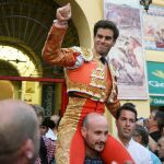 Rubén Pinar saliendo por la Puerta Grande de Albacete