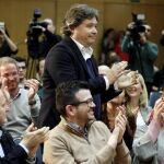 Luis Santamar&iacute;a saluda durante la junta directiva regional del PPCV que ha aprobado hoy la gestora que se encargar&aacute; de dirigir el partido.