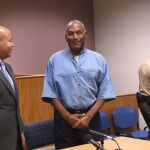El exjugador de fútbol americano O.J. Simpson (c) llega a su comparecencia en el centro penitenciario de Lovelock, Nevada (Estados Unidos).