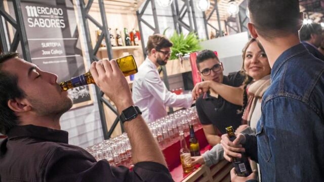 Decenas de madrileños comenzaron ya ayer a disfrutar de las mejores tapas en el Mercado de Sabores de Cibeles