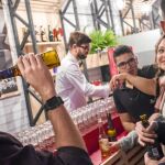Decenas de madrileños comenzaron ya ayer a disfrutar de las mejores tapas en el Mercado de Sabores de Cibeles