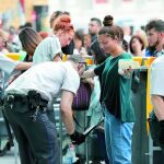 Los miles de asistentes al concierto fueron cacheados para acceder al recinto