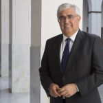 El consejero andaluz de Economía, Antonio Ramírez de Arellano, posa en el Parlamento de Andalucía en Sevilla.