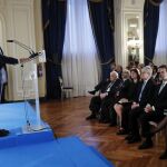 El rey Felipe VI escuha la intervención del presidente del BNP, Ramiro Mato (i), durante la inauguración de la VII edición del 'Spain Investors Day.